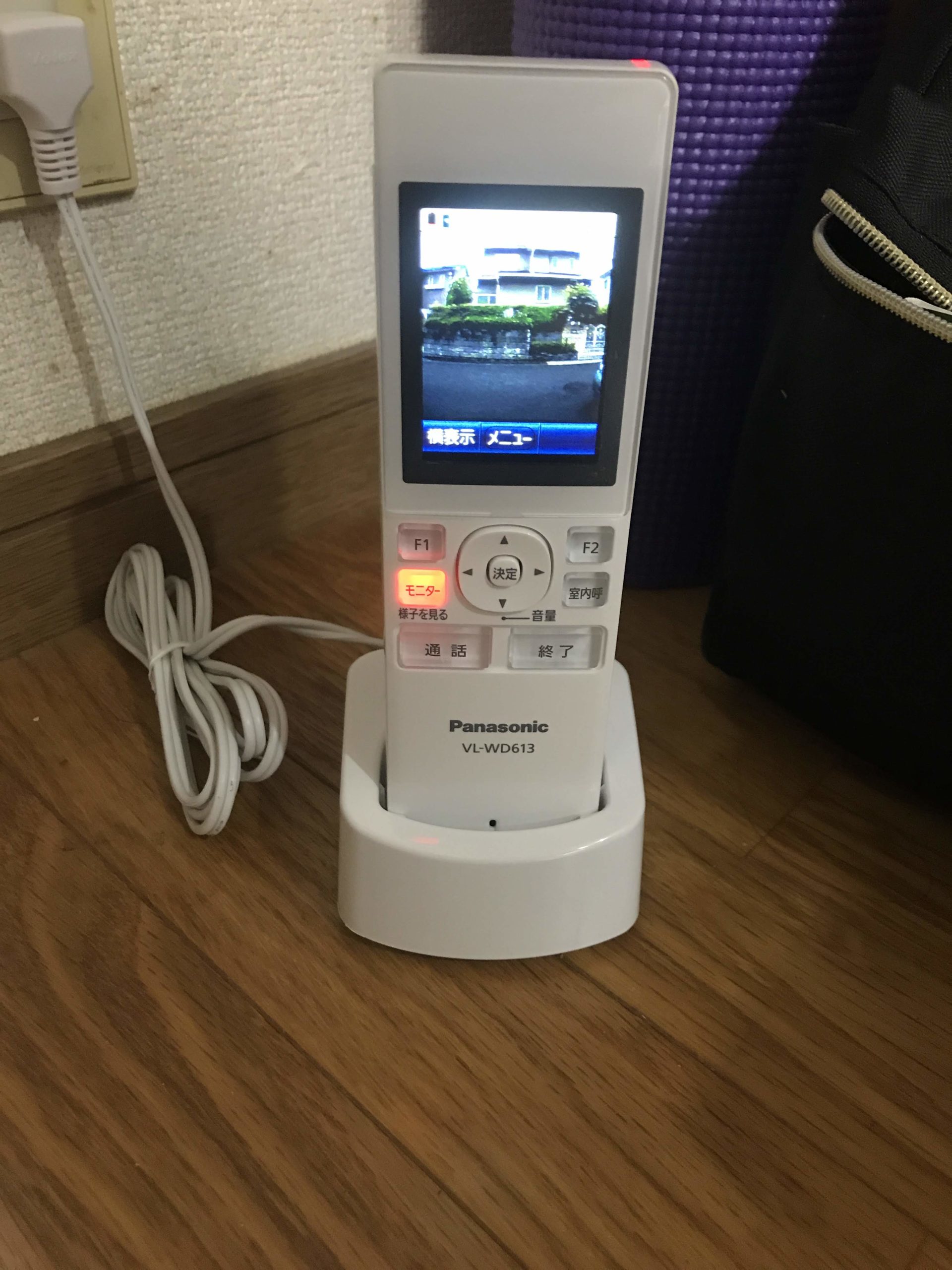 持ち運びできる便利なワイヤレスモニター付きテレビドアホンに交換しま